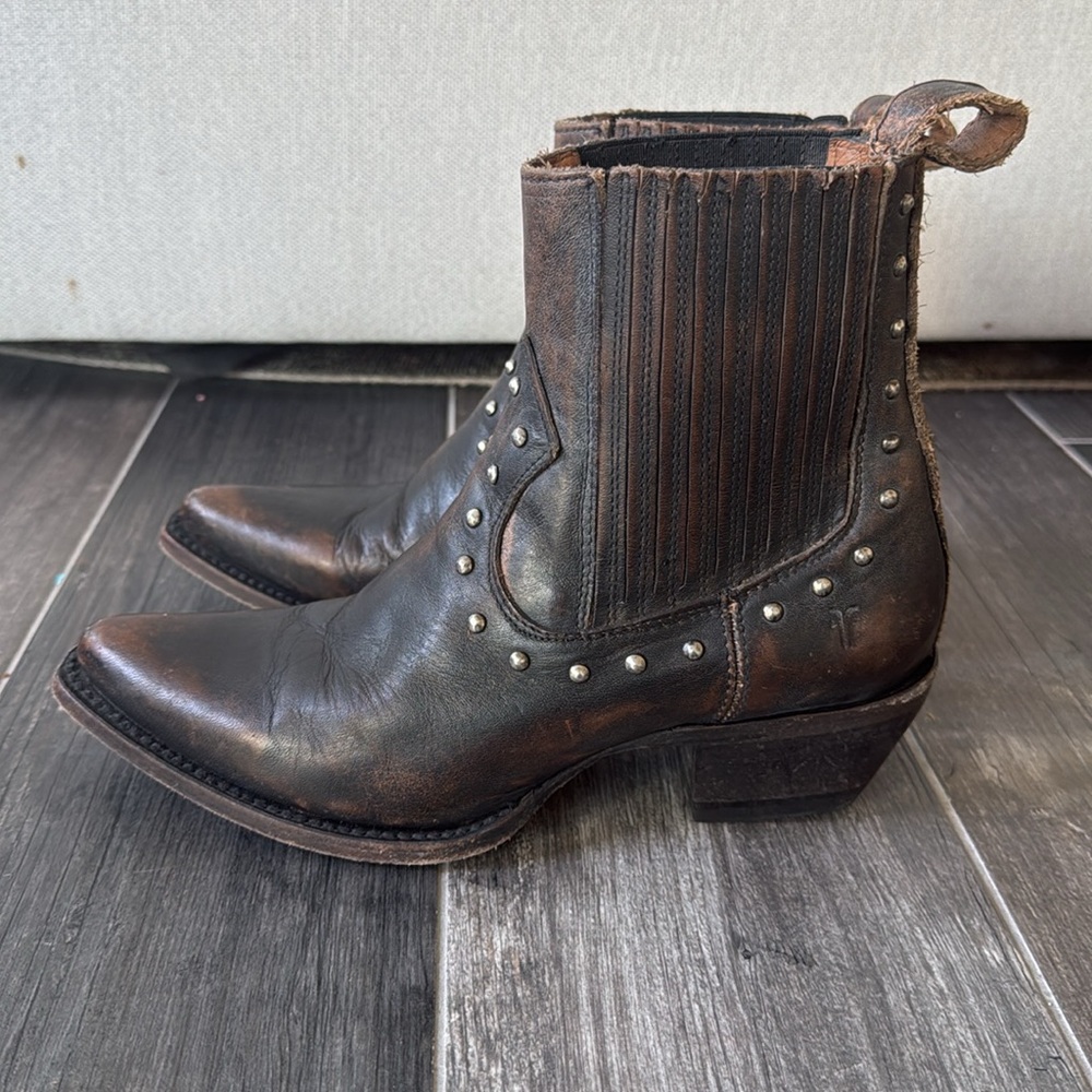 Frye Studded Leather Western Boots | Size 6.5 | Vintage Distressed - Picture 4 of 11